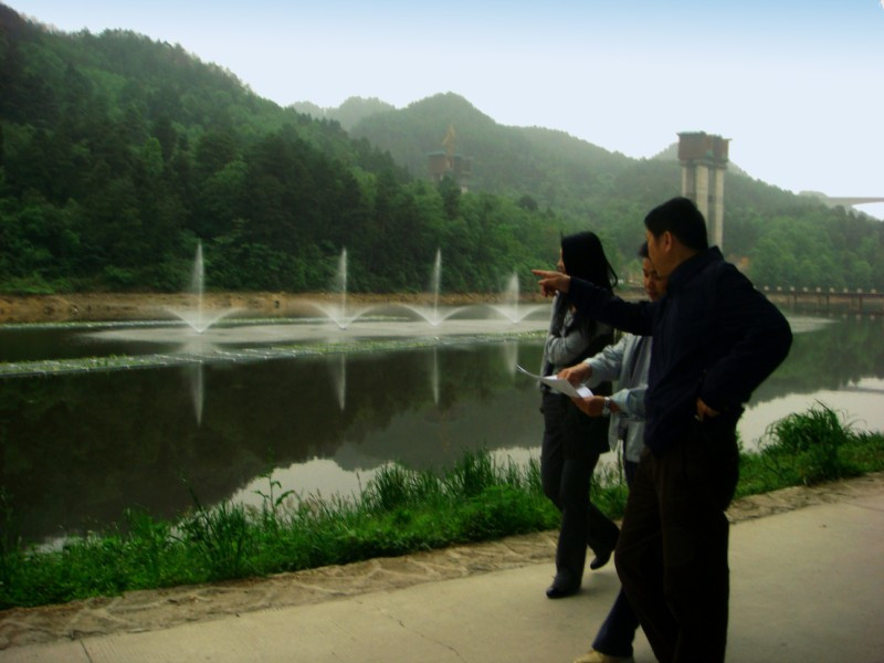 喷泉曝气机促进深层水循环打破水体分层